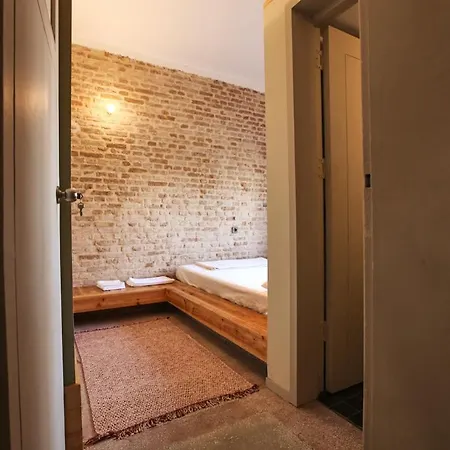 Flaneur Hostel *